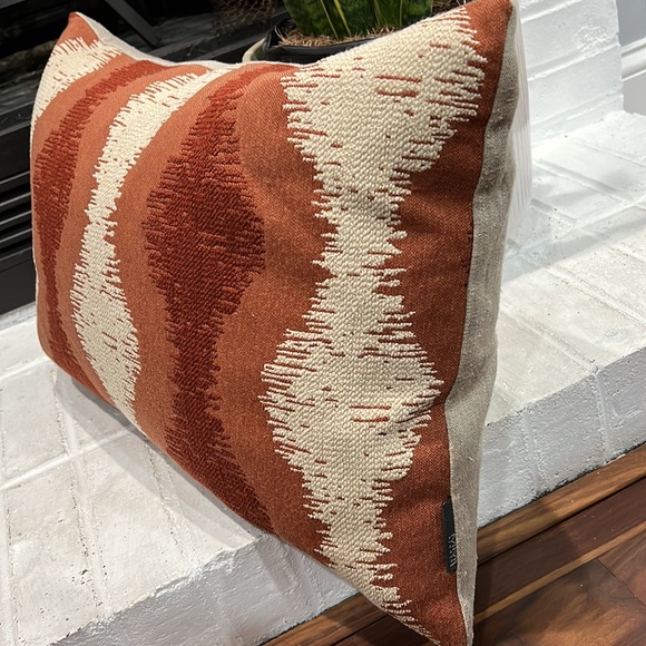 #28–Accent pillow - Picture 2 of 6